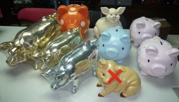 賣 豬 LOT PIG FLOCKED NODDING HEAD PIGS STATUE COIN BANK 錢箱 亥 風水 儲蓄 Online now