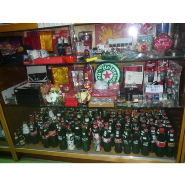 清倉 COCA COLA 可口可樂 精品及其它飲品宣傳商品 連飾柜 For Sale